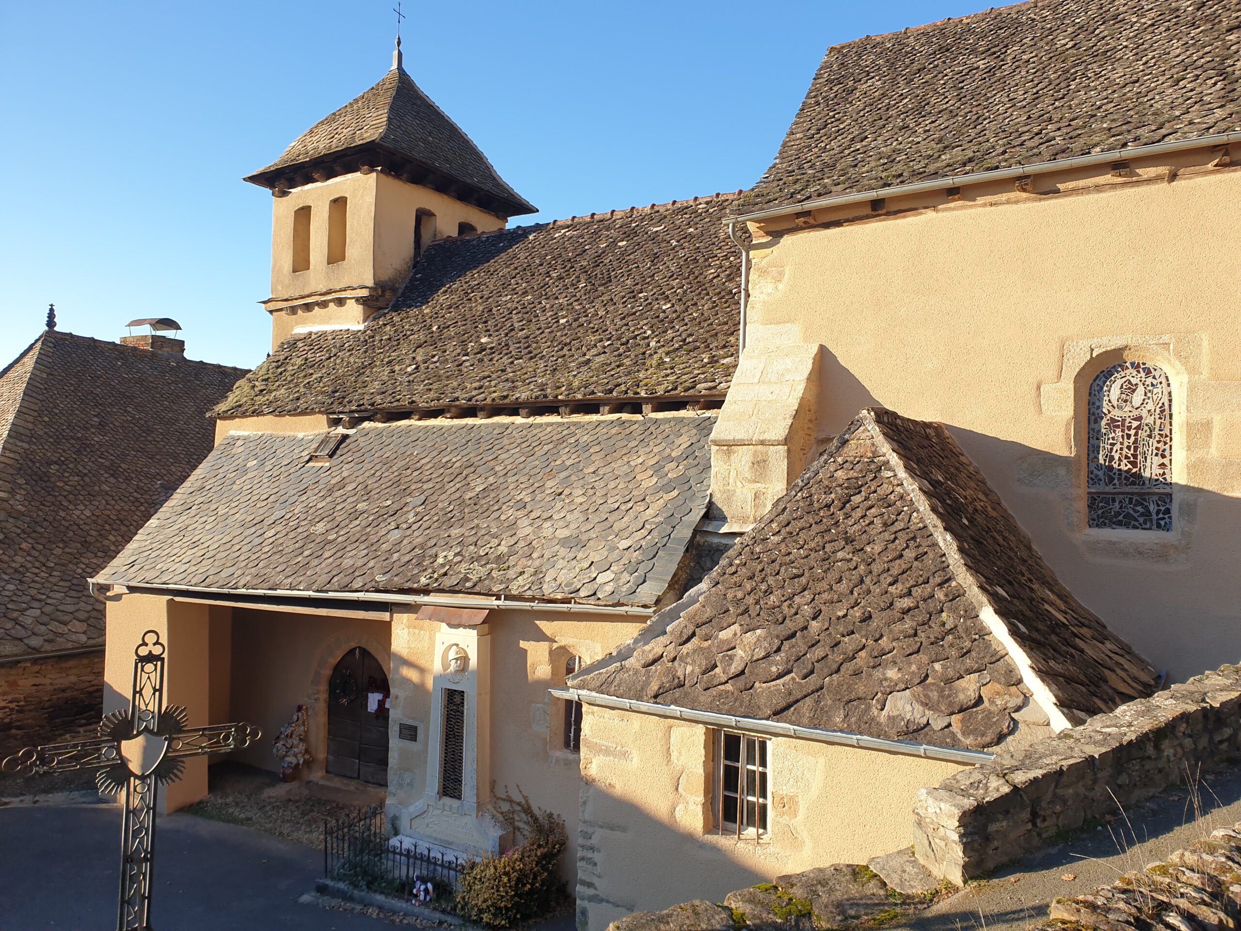 Photo de la place de l'église à Bassignac-le-Bas